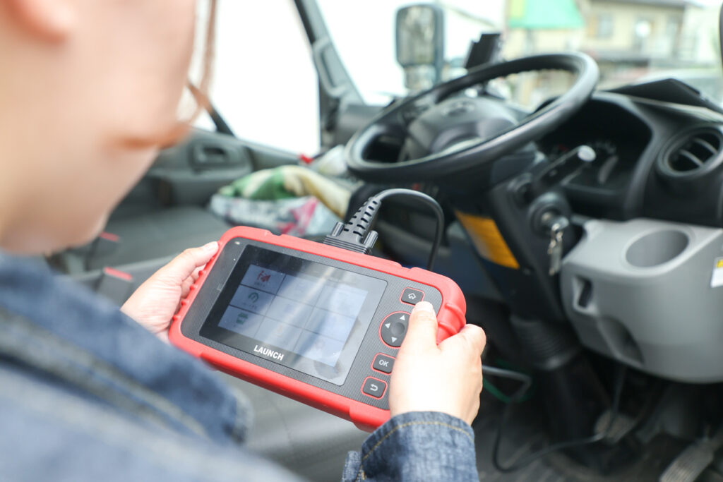 ショッピングセンターで車を整備する写真