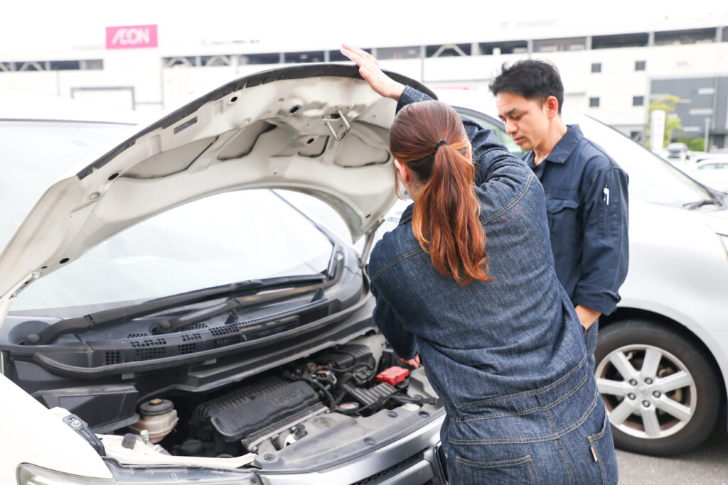 ショッピングセンターで車を整備する写真